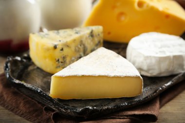 Peynirli Tepsi masada