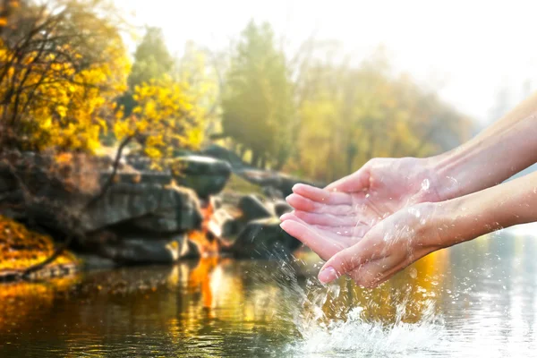 Vrouwelijke handen aanraken van zeewater — Stockfoto