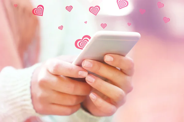 Mãos femininas segurando um telefone celular — Fotografia de Stock