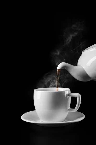 Hälla varmt te från vattenkokare — Stockfoto