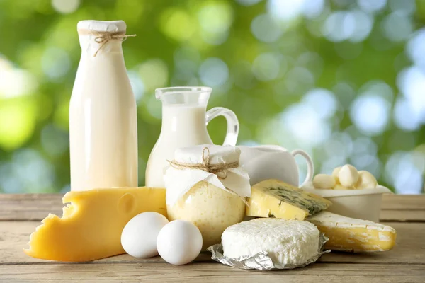 Молочные продукты на столе — стоковое фото