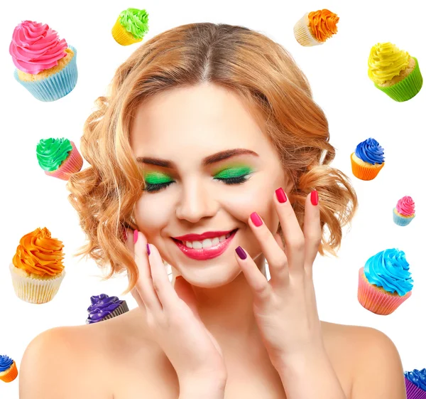 Menina bonita com donuts coloridos — Fotografia de Stock