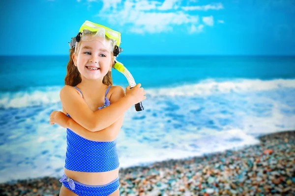 Niña feliz con máscara de buceo — Foto de Stock