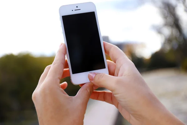 Mujer sosteniendo smartphone —  Fotos de Stock