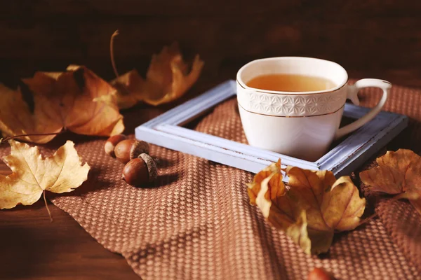 Taza de té en la mesa de madera — Foto de Stock