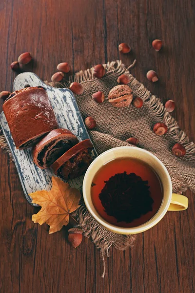 Φλιτζάνι τσάι με διακόσμηση φθινόπωρο . — Φωτογραφία Αρχείου