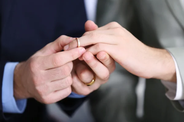 Een bruidegom de ring te plaatsen — Stockfoto