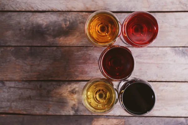 Vasos con vinos de diferentes colores — Foto de Stock