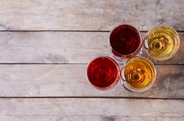 Gläser mit Weinen in verschiedenen Farben — Stockfoto