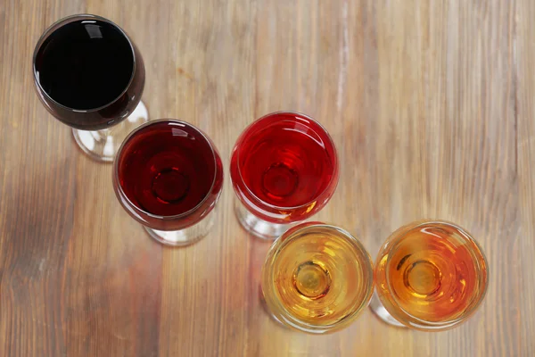 Bicchieri con vini di diversi colori — Foto Stock