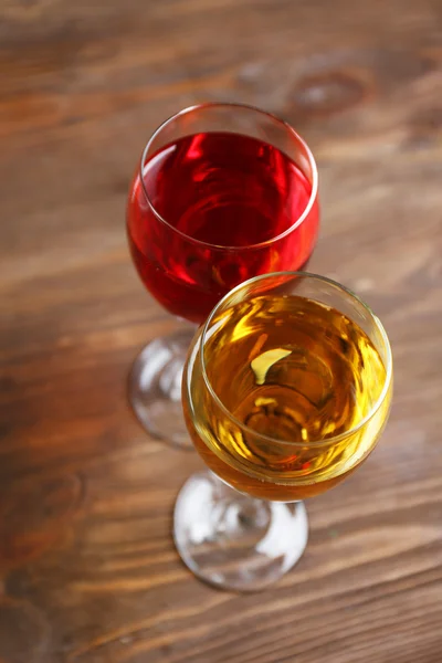 Farklı renkteki şaraplar ile gözlük — Stok fotoğraf