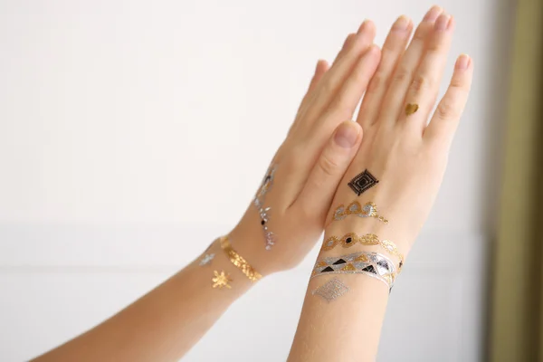 Flash tattoo on female hands — Stock Photo, Image