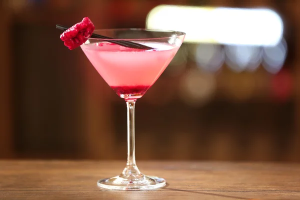 Glas Cocktail auf Hintergrund — Stockfoto