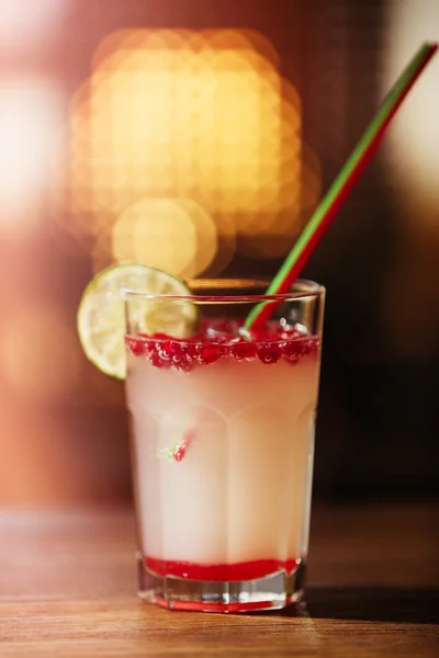 Glas av cocktail på bakgrund — Stockfoto
