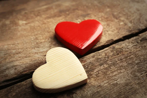 Dřevěné srdce na dřevěné pozadí — Stock fotografie