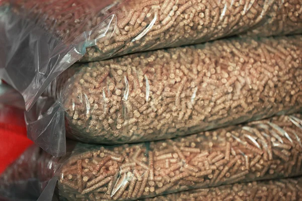 Sacs en cellophane avec granulés de bois massif — Photo