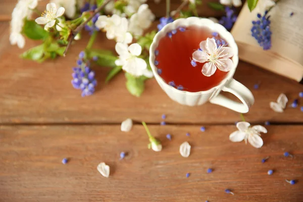 Kopje thee op houten tafel — Stockfoto