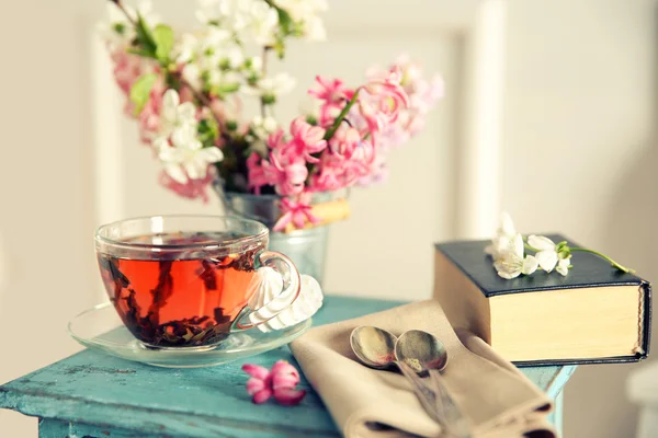 Kopje thee op houten tafel — Stockfoto