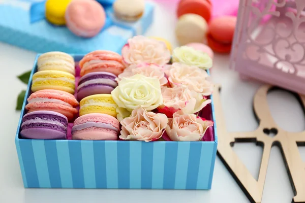 Kutusunda lezzetli macaroons — Stok fotoğraf