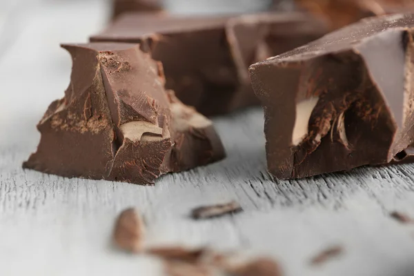 Pedaços de chocolate no fundo — Fotografia de Stock