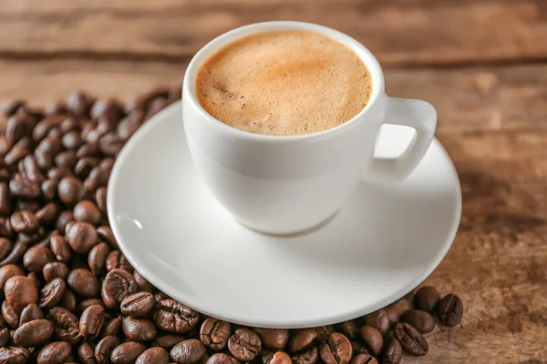 Tasse Kaffee mit Bohnen — Stockfoto