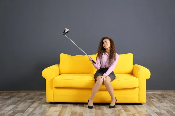 Mujer tomando selfie — Foto de Stock