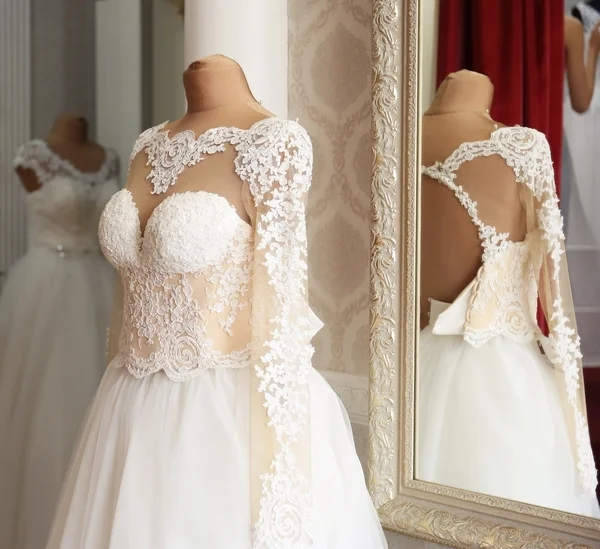 Abito da sposa in salone — Foto Stock