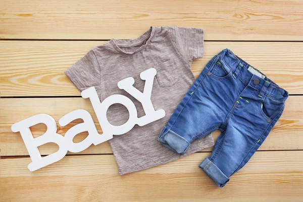 Palavra bebê com roupas — Fotografia de Stock