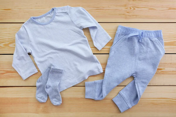 Nouveaux vêtements bébé — Photo