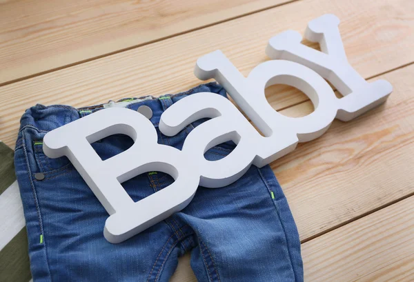 Palabra bebé con ropa — Foto de Stock
