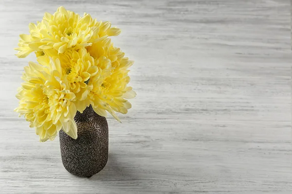 Crisantemo amarillo en la mesa — Foto de Stock