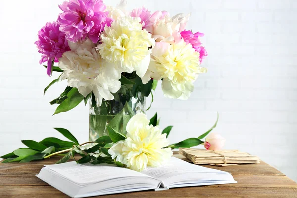 Composición con hermosas flores —  Fotos de Stock