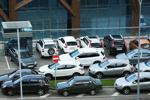 Samochody Parking Pobliżu Budynku — Zdjęcie stockowe