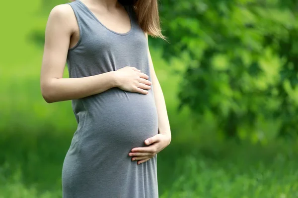 Gravid kvinna i park — Stockfoto