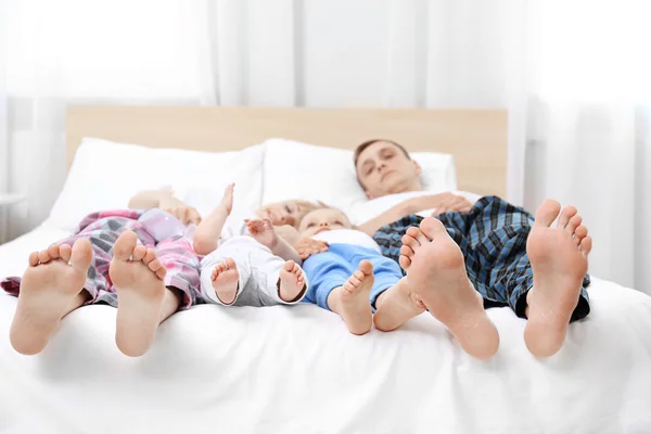 Familia feliz en la cama blanca —  Fotos de Stock