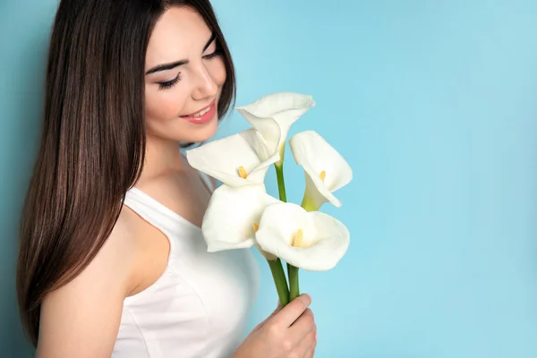 Jovem mulher segurando buquê — Fotografia de Stock