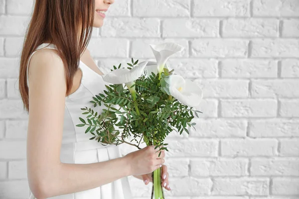 Jonge vrouw bedrijf boeket — Stockfoto