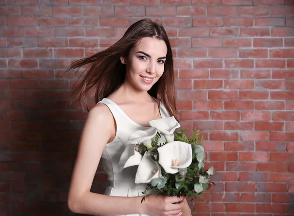 Giovane donna che tiene bouquet — Foto Stock