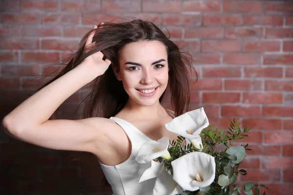 Giovane donna che tiene bouquet — Foto Stock