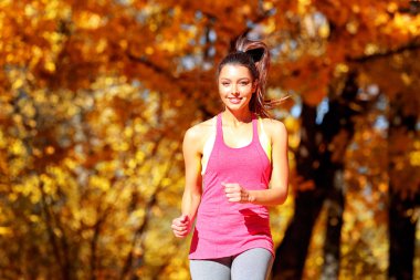 genç güzel kadın koşu