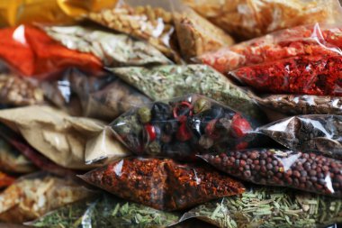 plastik fermuar çanta içinde baharatlar