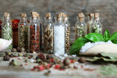 Cam şişelerde çeşitli kuru baharat 