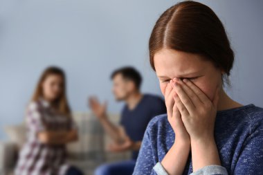 Aile sorunları kavramı. Üzgün kız ve kötüye veliler