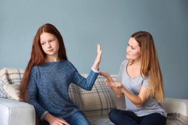 Aile sorunları kavramı. Becalming kız anne