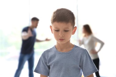 Aile sorunları kavramı. Üzgün çocuk ve kötüye veliler