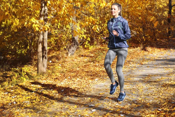 Joven hermosa mujer corriendo — Foto de Stock