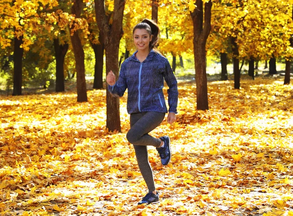 Jonge mooie vrouw joggen — Stockfoto
