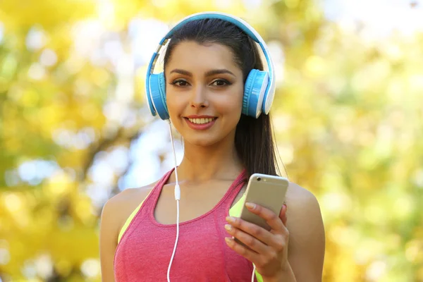 Joven hermosa mujer corriendo —  Fotos de Stock