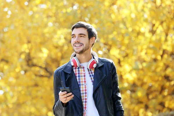 Hombre escuchando música en un parque —  Fotos de Stock