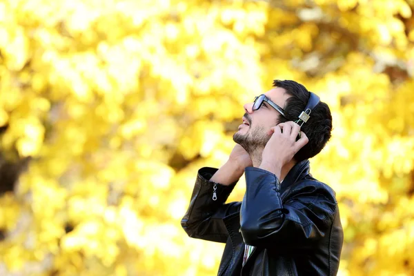 Homem ouvindo música em um parque — Fotografia de Stock